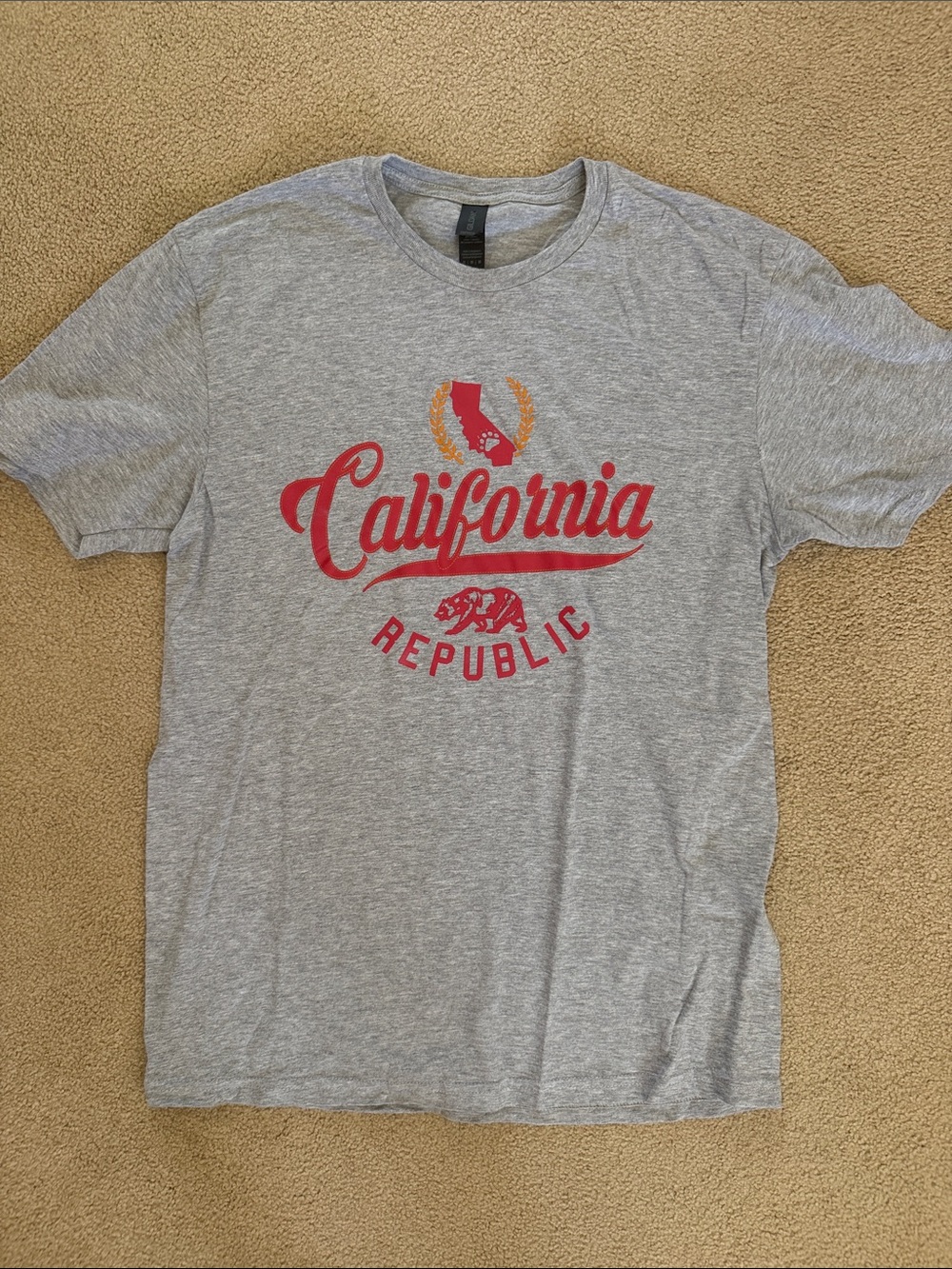 Gildan Gray Tee with Red California Republic Graphic